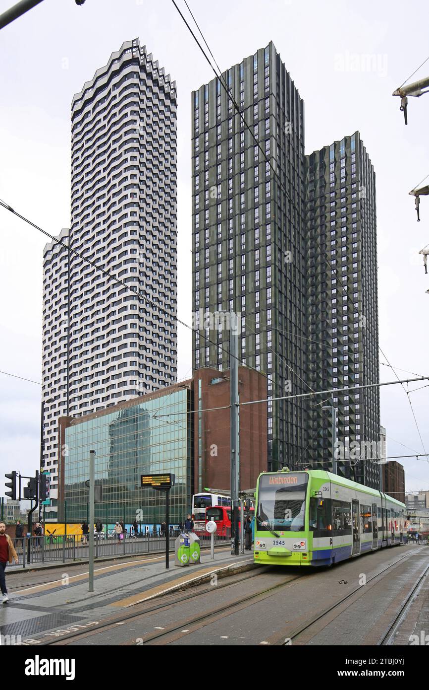 Die neuen Wohntürme der George Street 101 (rechts) und College Road (links). Straßenbahnhaltestelle East Croydon Station im Vordergrund. Stockfoto
