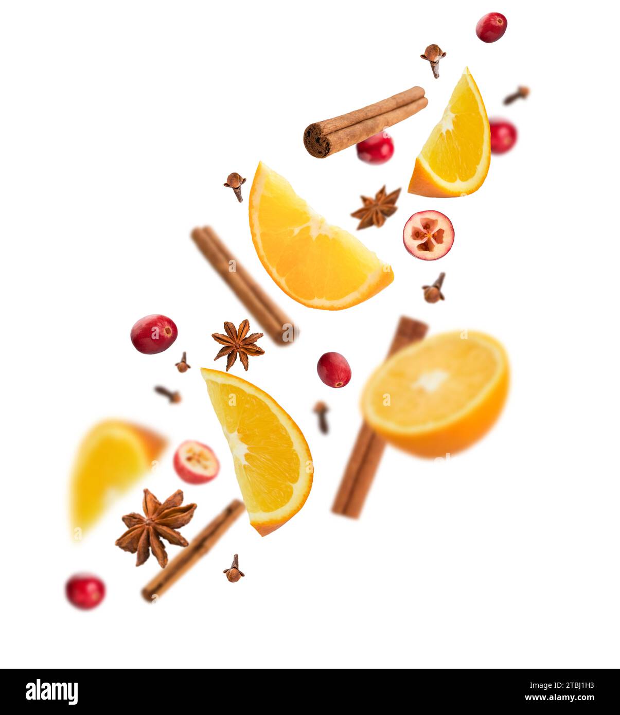 Glühwein zu Weihnachten. Fallende oder fliegende Zutaten für traditionelles heißes Weihnachtsgetränk, isoliert auf weißem Hintergrund. Schneiden Sie Orange, Preiselbeeren, Zimt Stockfoto