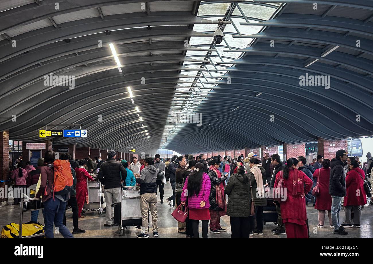 Kathmandu, Bagmati, Nepal. Dezember 2023. Am 7. Dezember 2023 werden am Tribhuwan International Airport in Kathmandu, Nepal, eine Menge Nepalesen gesehen. Nepalesische Menschen reisen ins Ausland, um eine Beschäftigung im Ausland zu finden, und Tausende von Jugendlichen suchen nach einer besseren Bildung, um eine qualitativ hochwertige Zukunft in Übersee zu erreichen. (Kreditbild: © Sunil Sharma/ZUMA Press Wire) NUR REDAKTIONELLE VERWENDUNG! Nicht für kommerzielle ZWECKE! Stockfoto