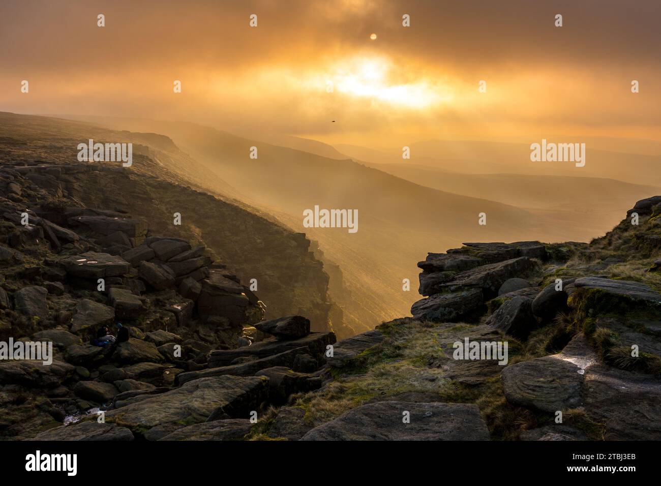 Nebelige, atmosphärische Bedingungen am Rande des Kinder Scout im Peak District National Park, Derbyshire, Großbritannien Stockfoto