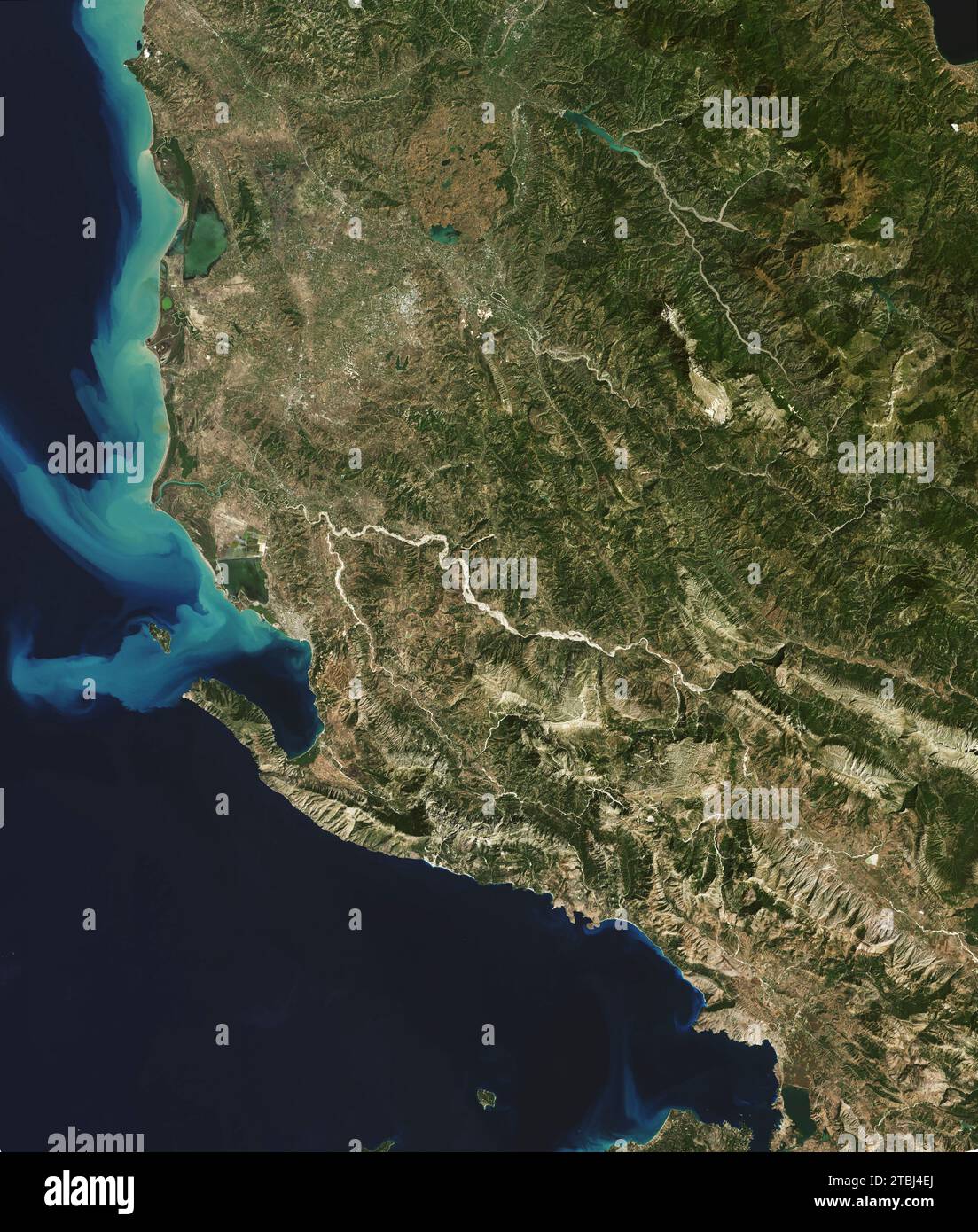 Naturfarbenes Satellitenbild des Flusses Vjosa im Südwesten Albaniens. Stockfoto