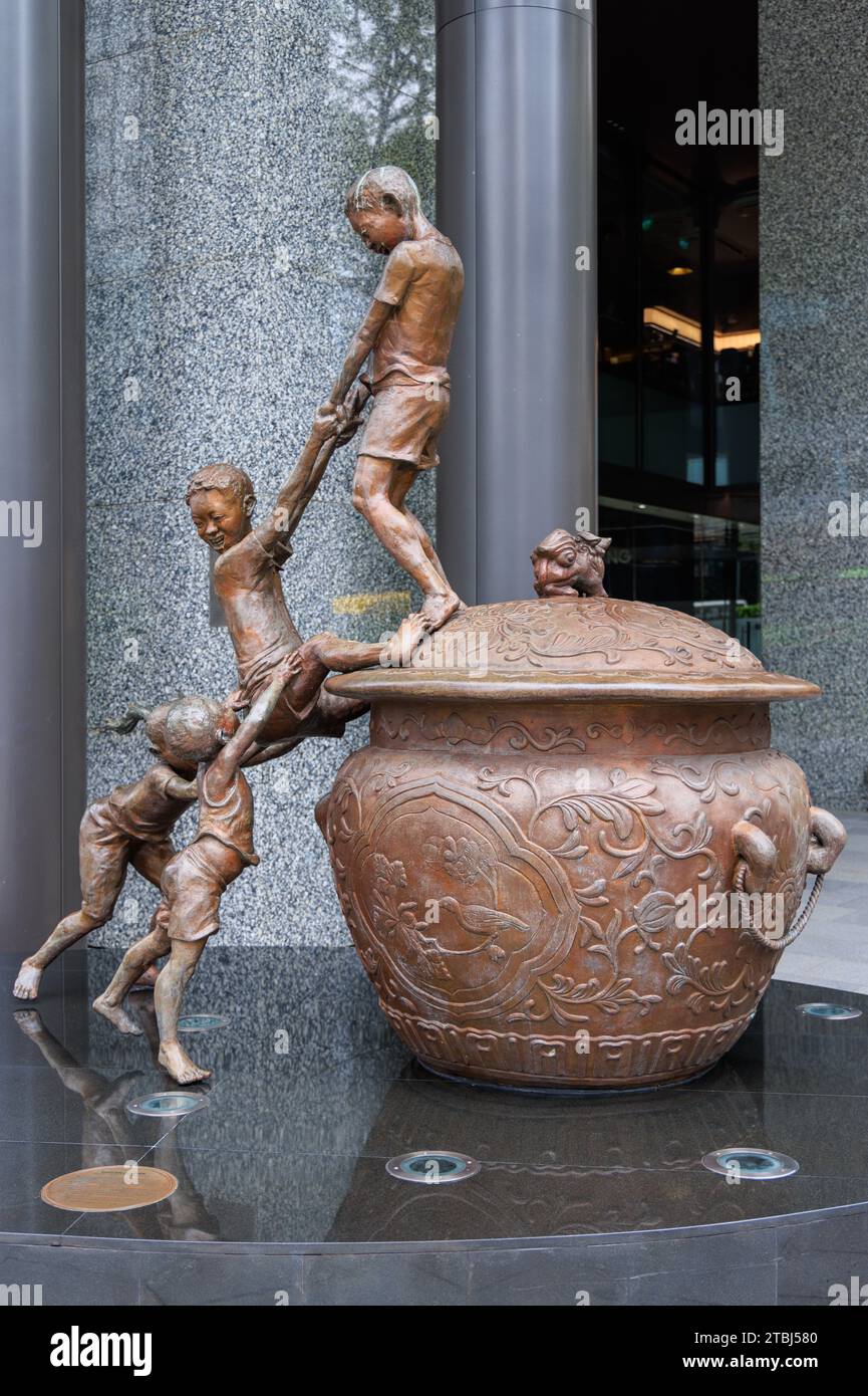 BUDAK-BUDAK ist eine lebensgroße Bronzestatue von Kindern, die von Chong Fah Cheong vor dem Heeren in der Orchard Road in Singapur spielen Stockfoto