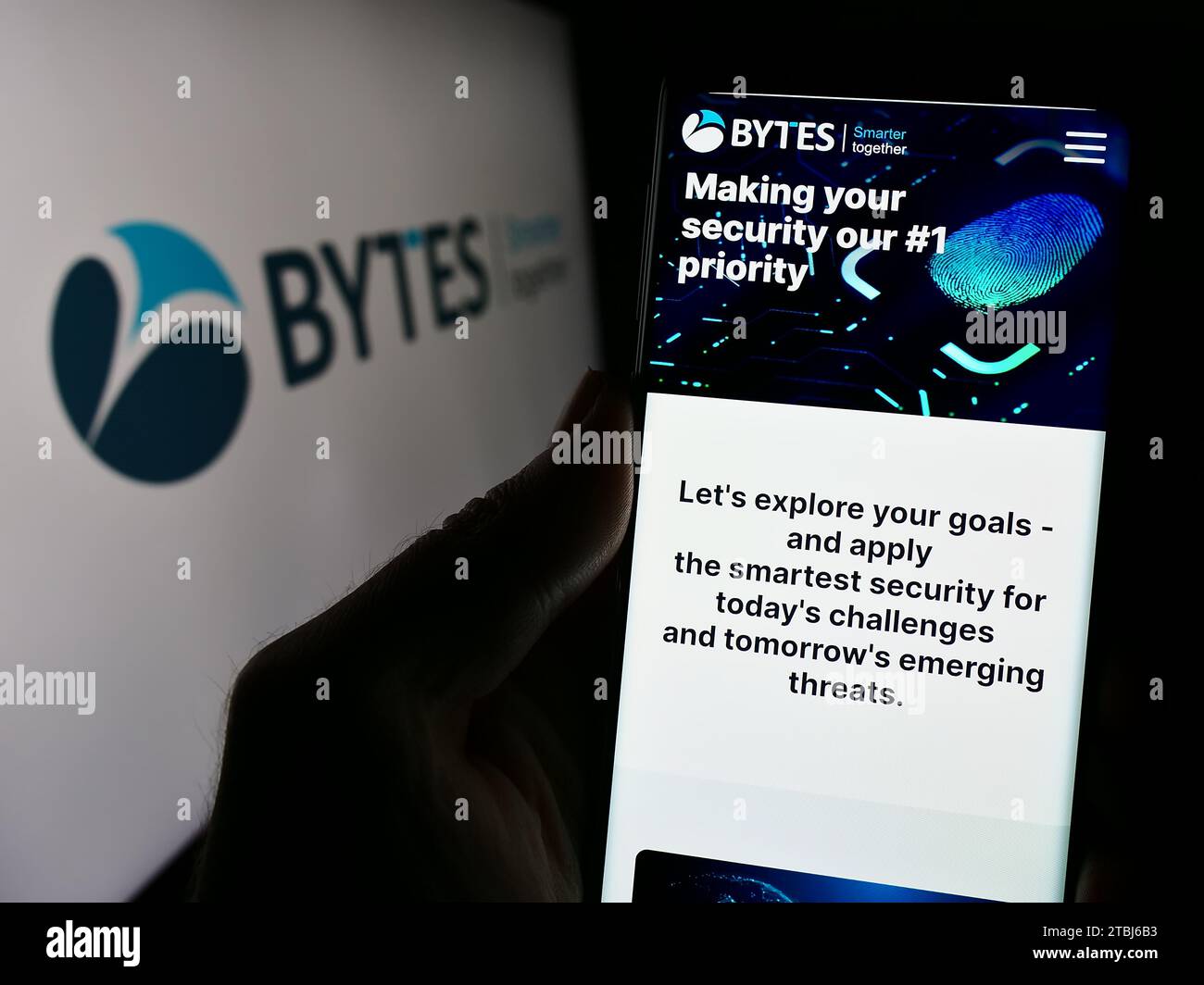 Person, die ein Handy hält, mit der Webseite des britischen Softwareunternehmens Bytes Technology Group plc vor dem Logo. Konzentrieren Sie sich auf die Mitte des Telefondisplays. Stockfoto