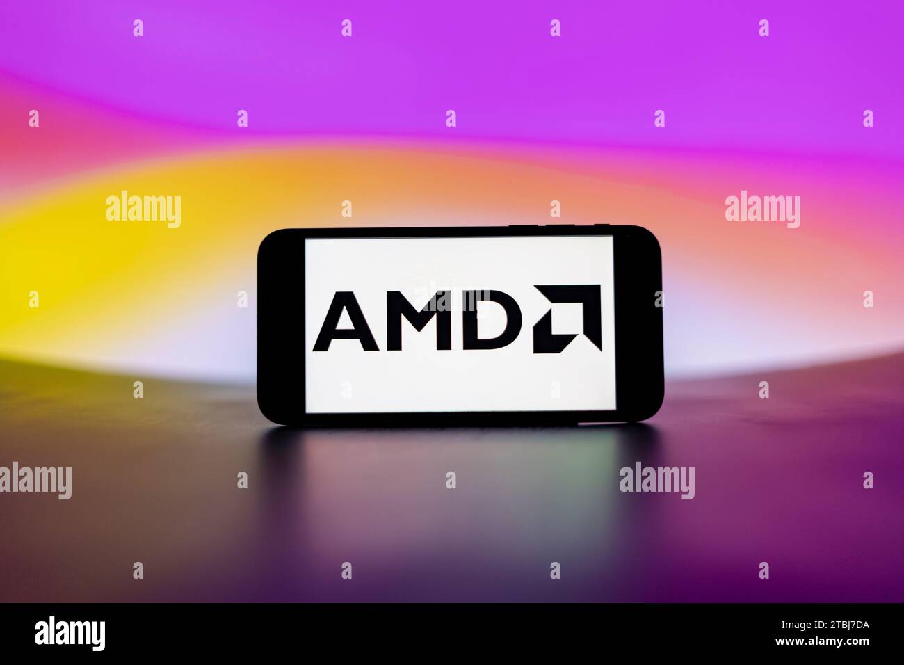 In dieser Abbildung wird das AMD-Logo auf dem Bildschirm eines Mobiltelefons angezeigt. Stockfoto