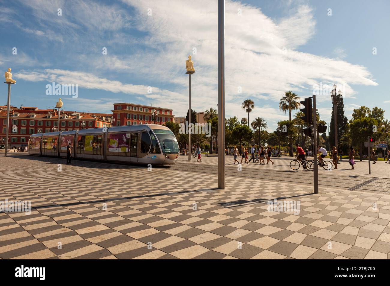 Straßenbahn in der Nähe des Place Masséna, Nizza, Frankreich. Stockfoto