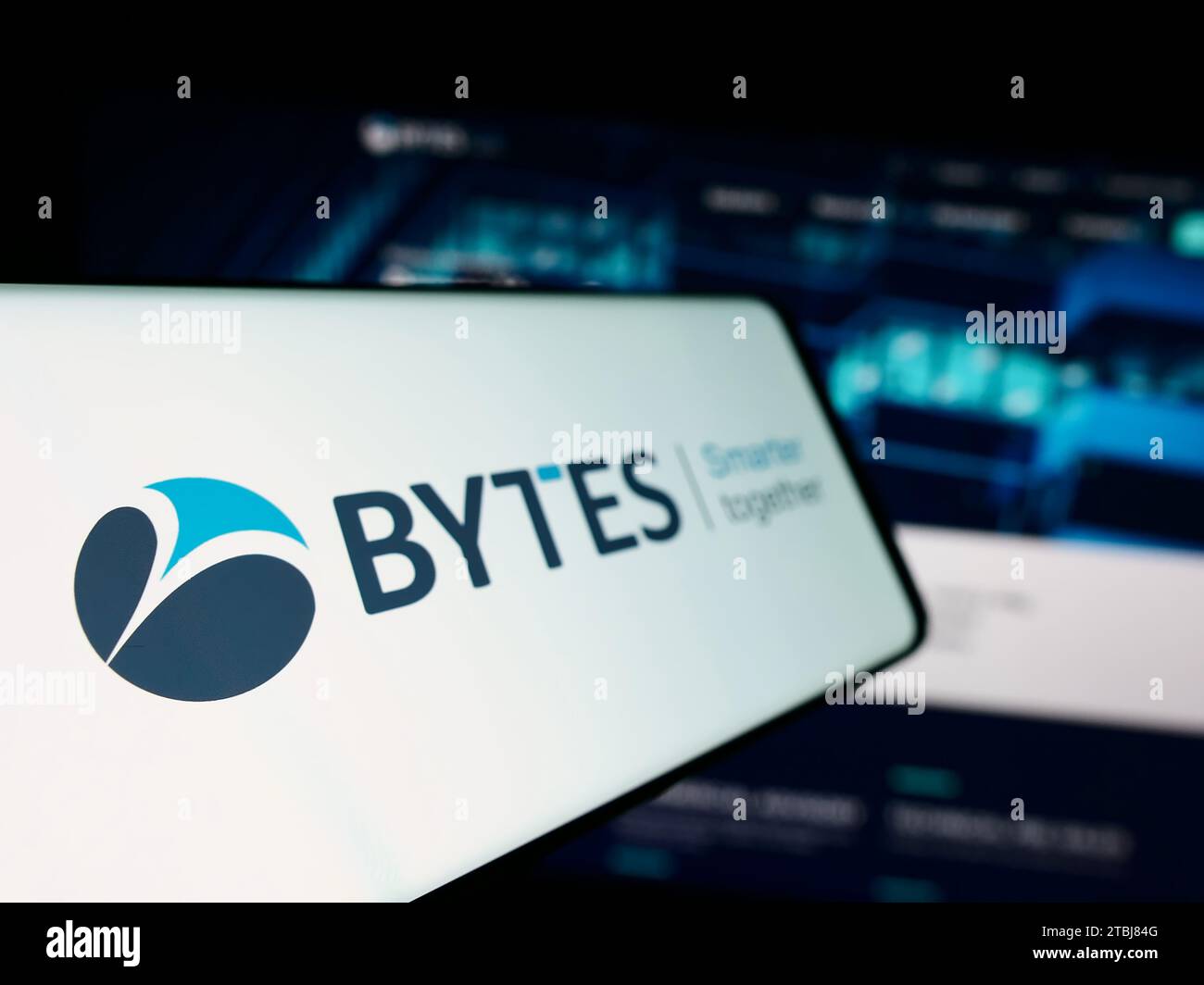 Smartphone mit Logo des britischen Softwareunternehmens Bytes Technology Group plc vor der Business-Website. Fokus auf der linken Seite des Telefondisplays. Stockfoto