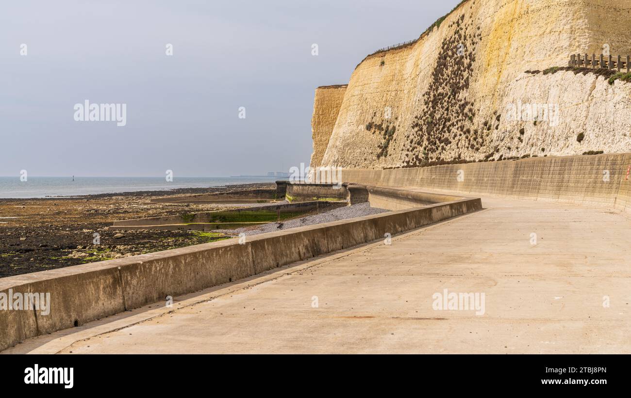 Der Undercliff Walk, ein Fußweg in Peacehaven, East Sussex, England Stockfoto