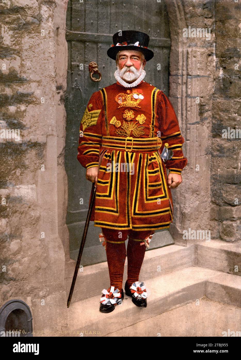 Yeoman Warders, vollständig Yeoman Warder of His Majesty’s Royal Palace and Fortress The Tower of London, Beefeater, London, CA 1895, England, historisch, digital restaurierte Reproduktion von einer Vorlage aus dem 19. Jahrhundert / Yeoman Warders, kompletter Yeoman Warder of His Majesty's Royal Palace and Fortress The Tower of London, Beefeater, London, CA 1895, England, historische, digital restaurierte Reproduktion eines Originals aus dem 19. Jahrhundert Stockfoto