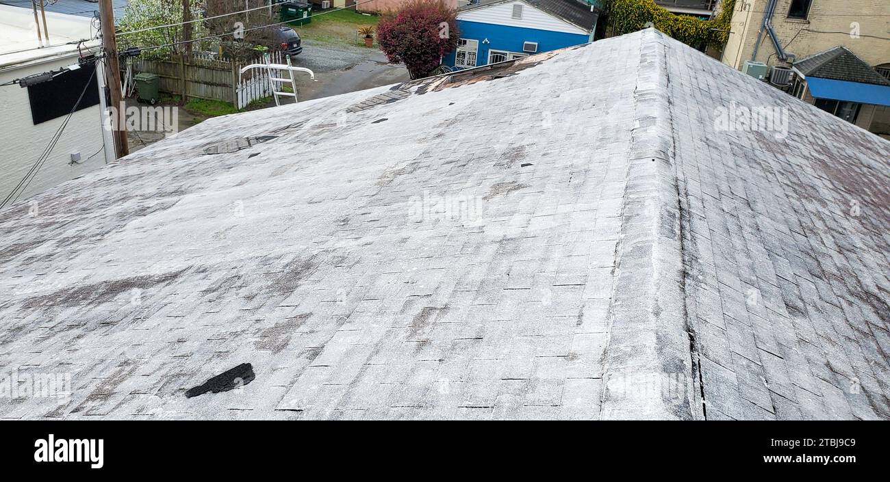 Drohnenfotos eines alten Daches, das während einer Inspektion ausgetauscht werden muss Stockfoto