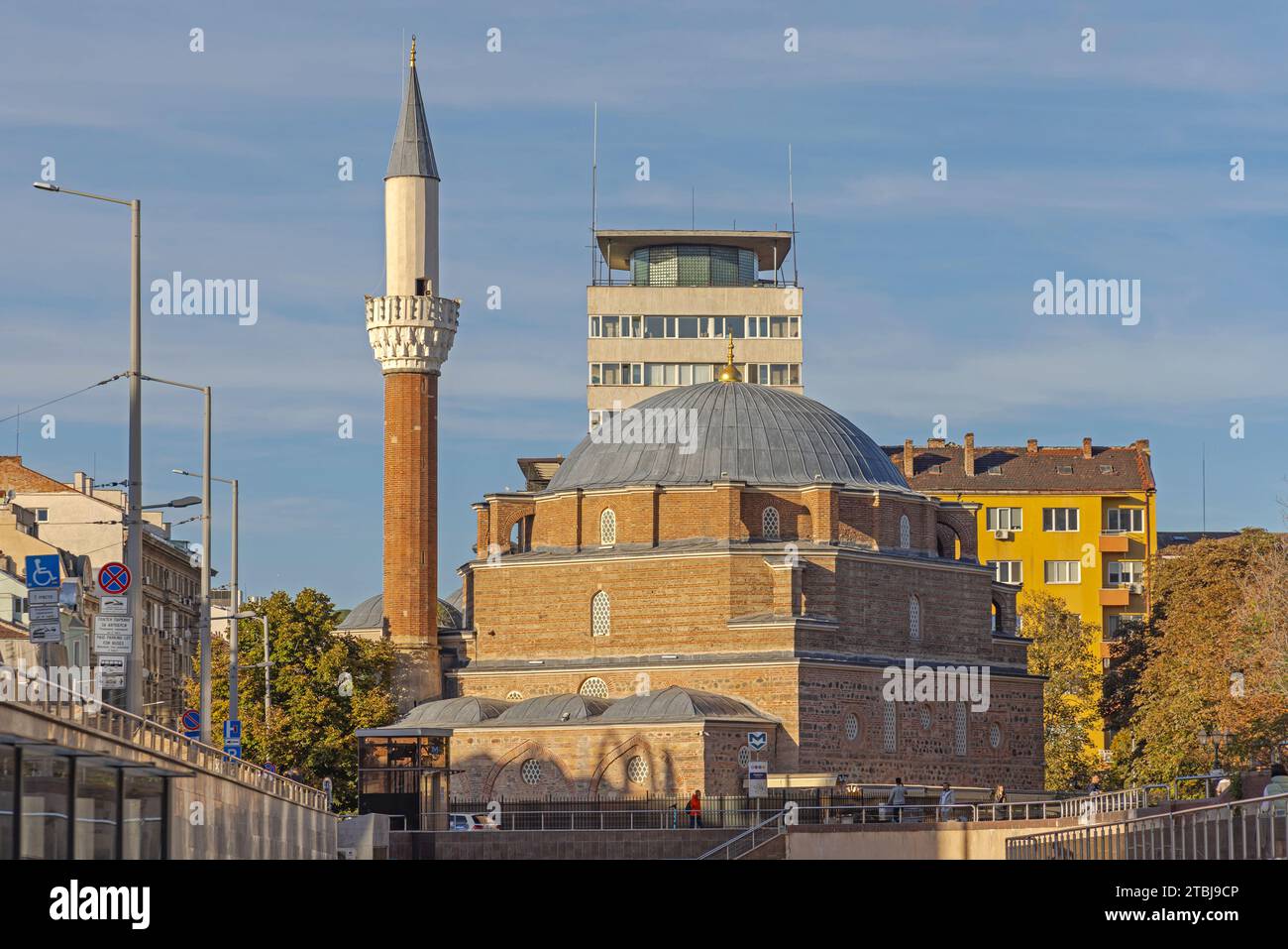 Sofia, Bulgarien - 16. Oktober 2023: Banya Bashi Moschee am sonnigen Herbsttag im Stadtzentrum der Hauptstadt. Stockfoto