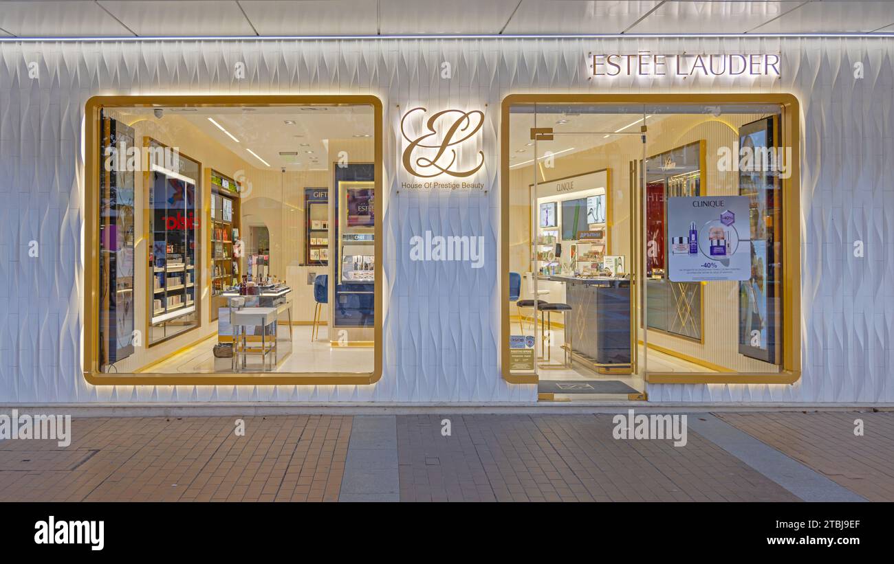 Sofia, Bulgarien - 16. Oktober 2023: Flagship Store Estee Lauder Cosmetics Brand Make-up Hautpflegeprodukte und Düfte am Vitosha Boulevard in Capita Stockfoto