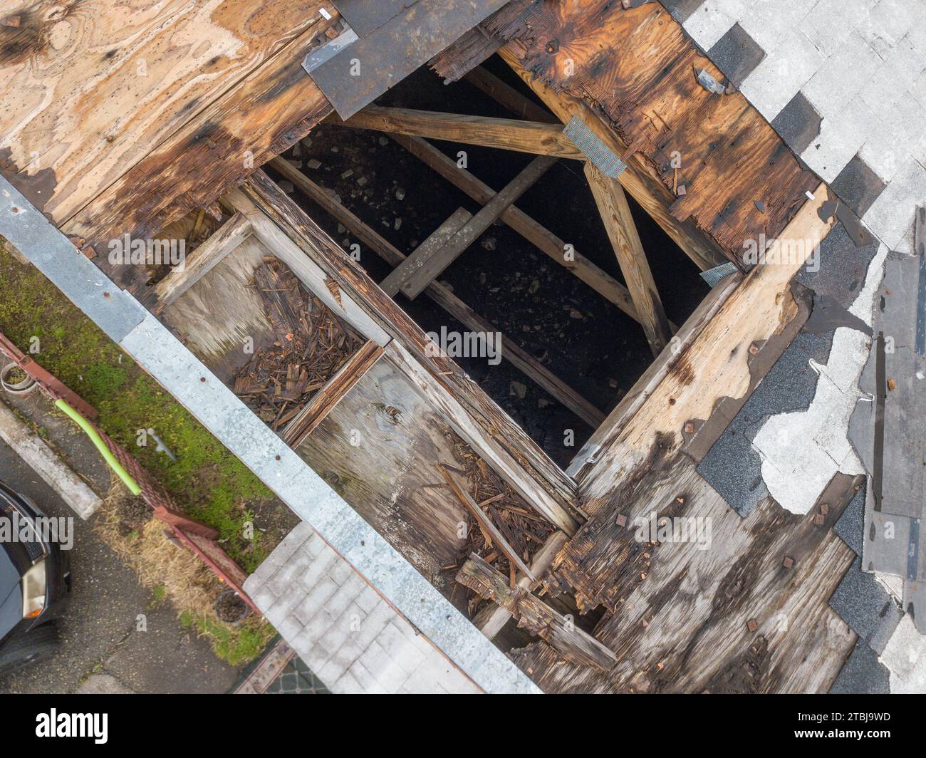 Drohnenfotos eines alten Daches, das während einer Inspektion ausgetauscht werden muss Stockfoto