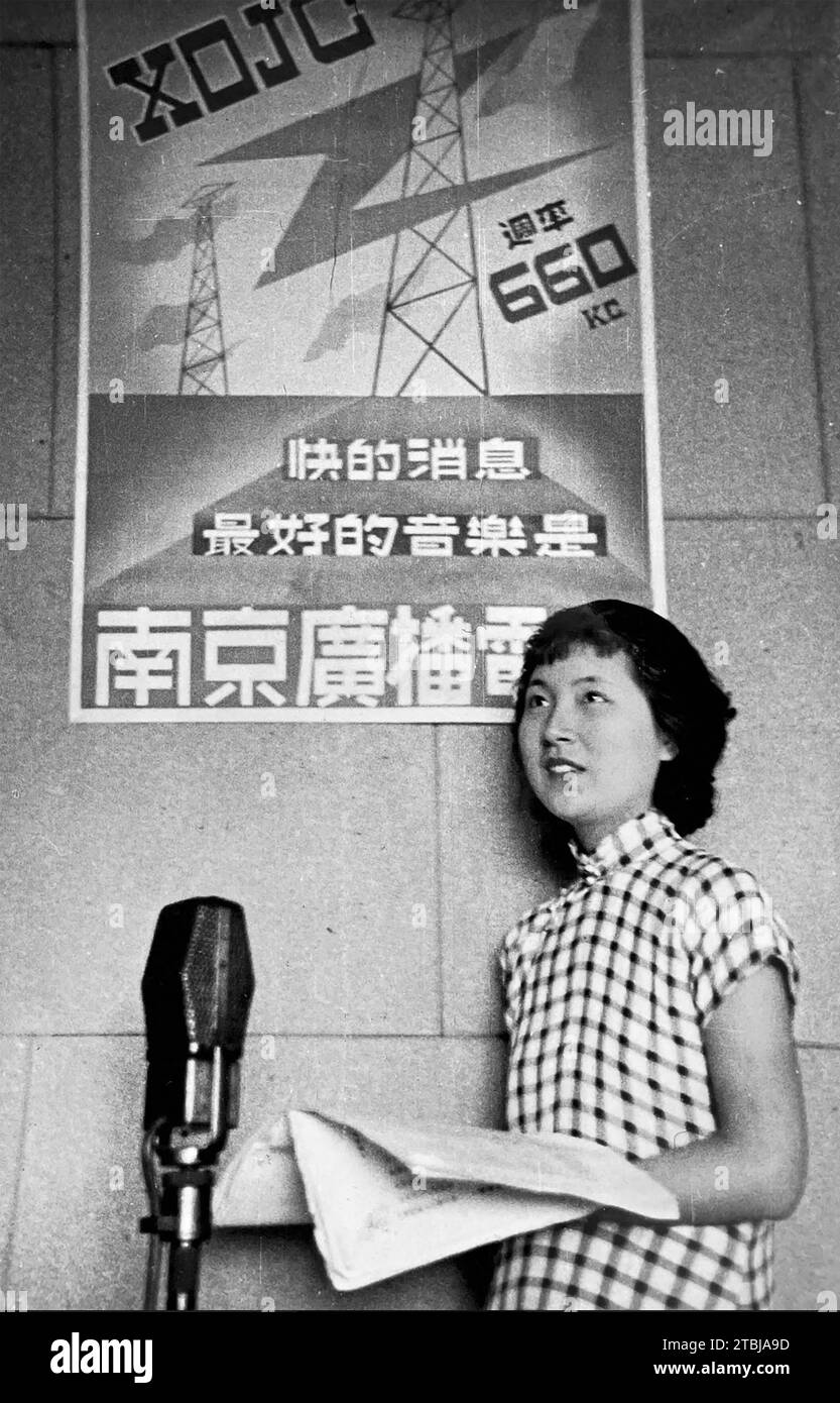 JAPANISCHES Propagandafoto eines Ansagers in der Nanking Central Broadcasting Station. Das Rufzeichen XOJO befindet sich oben auf dem Poster, zusammen mit der Frequenz 660 kc. Der Text enthält die neuesten Nachrichten und beste Musik und gibt den Titel des Senders an. Foto ca. 1940. Stockfoto