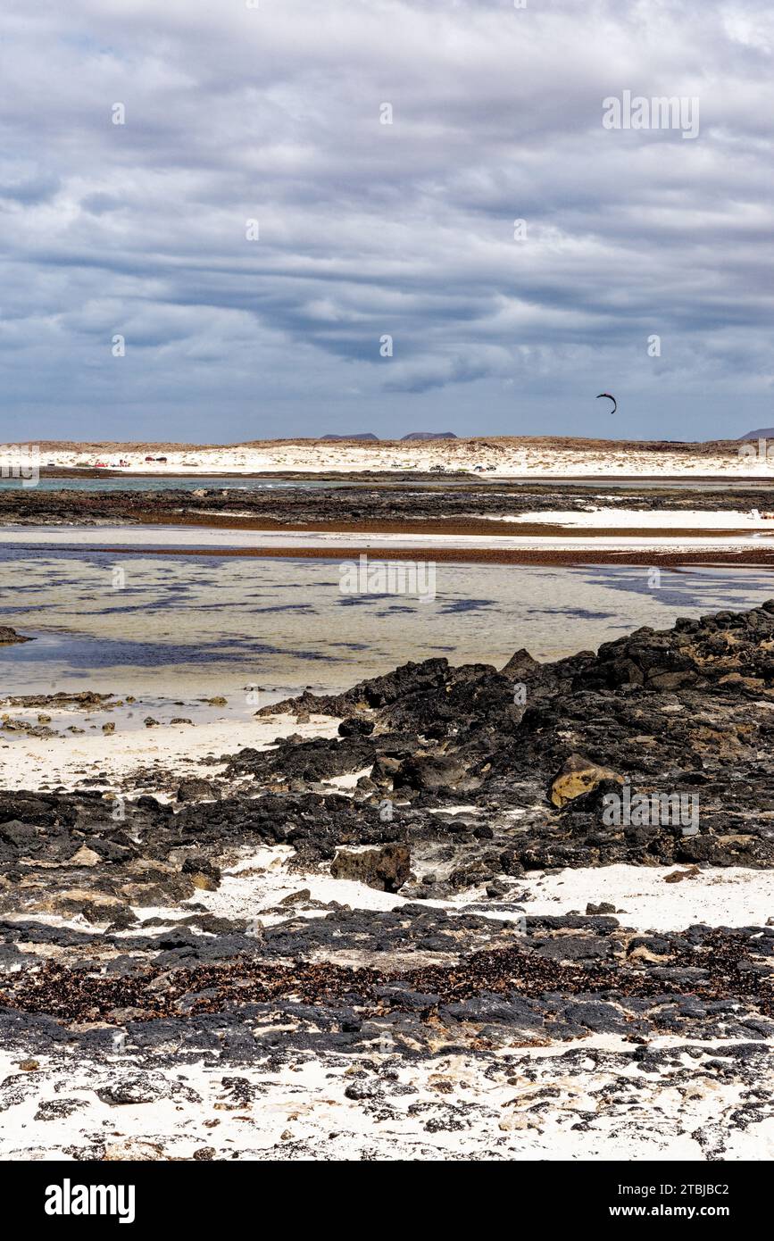 Natürliche Gezeitenbecken am Playa de los Charcos Strand - natürliche Pools am Los Laguitos Beach oder Los Charcos auf Fuerteventura, Kanarischen Inseln, Spanien. 24 Stockfoto