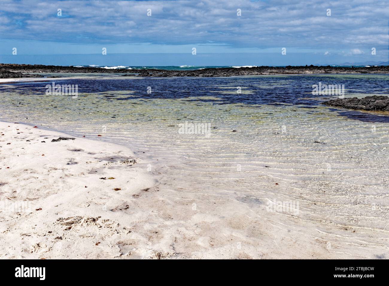 Natürliche Gezeitenbecken am Playa de los Charcos Strand - natürliche Pools am Los Laguitos Beach oder Los Charcos auf Fuerteventura, Kanarischen Inseln, Spanien. 24 Stockfoto