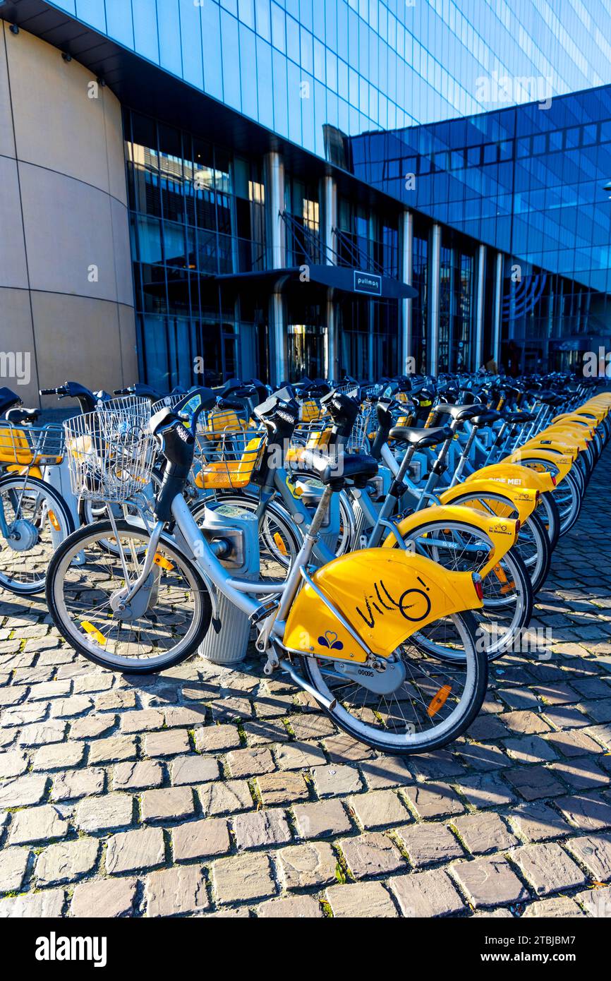 Villo! Leihfahrräder vor dem Bahnhof Gare du Midi, Brüssel, Belgien Stockfoto