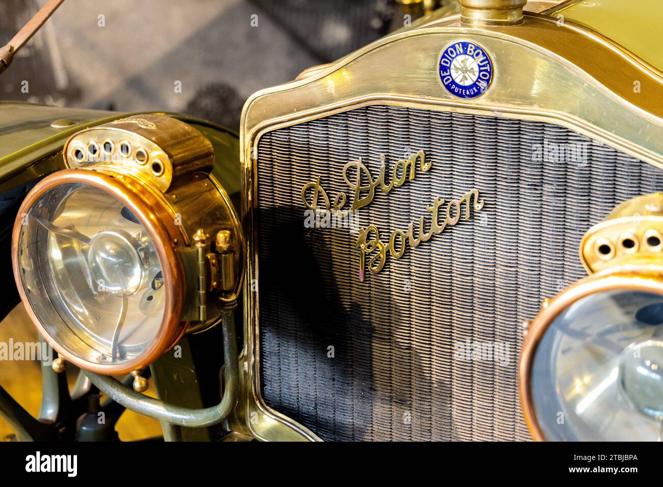 Scheinwerfer und Kühlergrill eines französischen 1913 de Dion-Bouton DX Oldtimer, Autoworld, Brüssel, Belgien Stockfoto