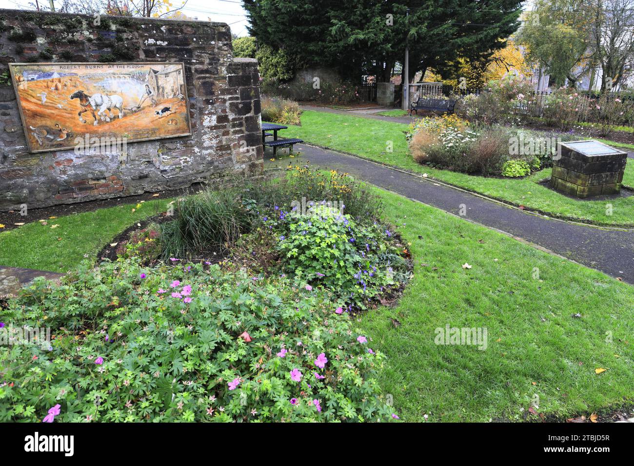 Der Dichter Robert Burns Gardens, Dumfries Town, Dumfries and Galloway, Schottland, gegenüber dem Robert Burns House Museum. Stockfoto