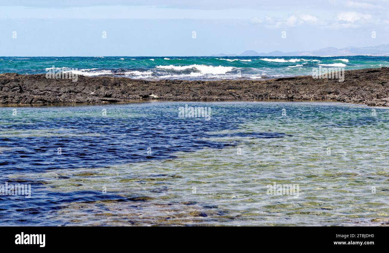 Natürliche Gezeitenbecken am Playa de los Charcos Strand - natürliche Pools am Los Laguitos Beach oder Los Charcos auf Fuerteventura, Kanarischen Inseln, Spanien. 24 Stockfoto