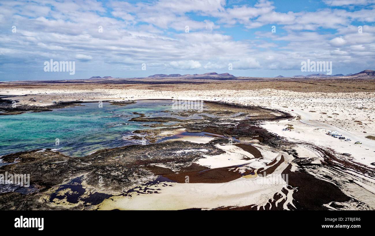 Blick aus der Vogelperspektive auf die natürlichen Gezeitenbecken des Playa de los Charcos Beach - natürliche Pools von Los Laguitos Beach oder Los Charcos auf Fuerteventura, Kanarische inseln Stockfoto