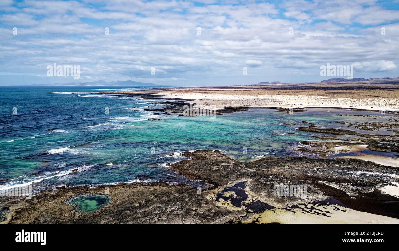 Blick aus der Vogelperspektive auf die natürlichen Gezeitenbecken des Playa de los Charcos Beach - natürliche Pools von Los Laguitos Beach oder Los Charcos auf Fuerteventura, Kanarische inseln Stockfoto