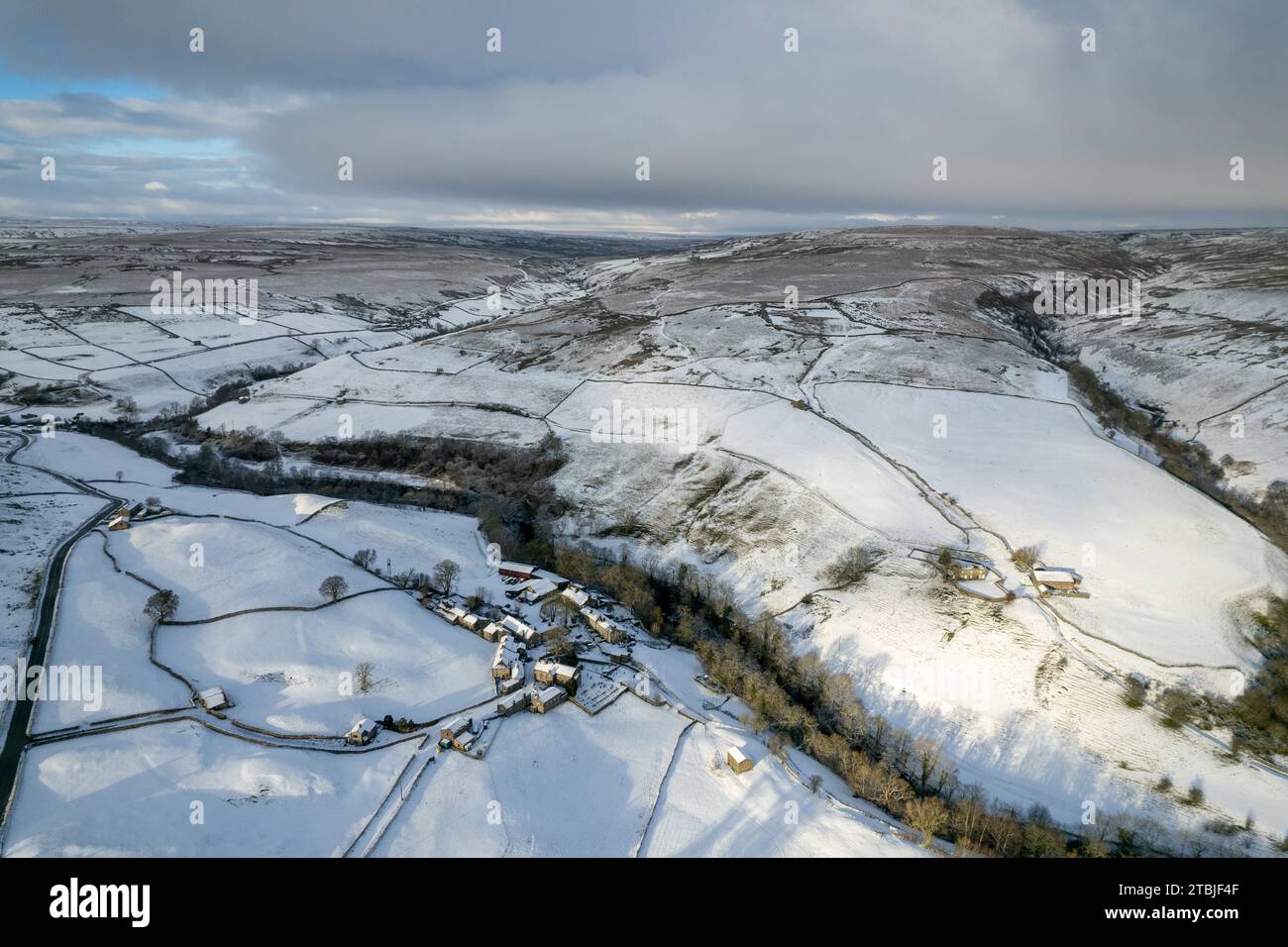 Swaledale, North Yorkshire, Großbritannien, 30. November 2023 - Wetter. Eine Schneeschicht bedeckt das Ackerland im Oberlauf von Swaledale in der Nähe des isolierten Schinkens Stockfoto