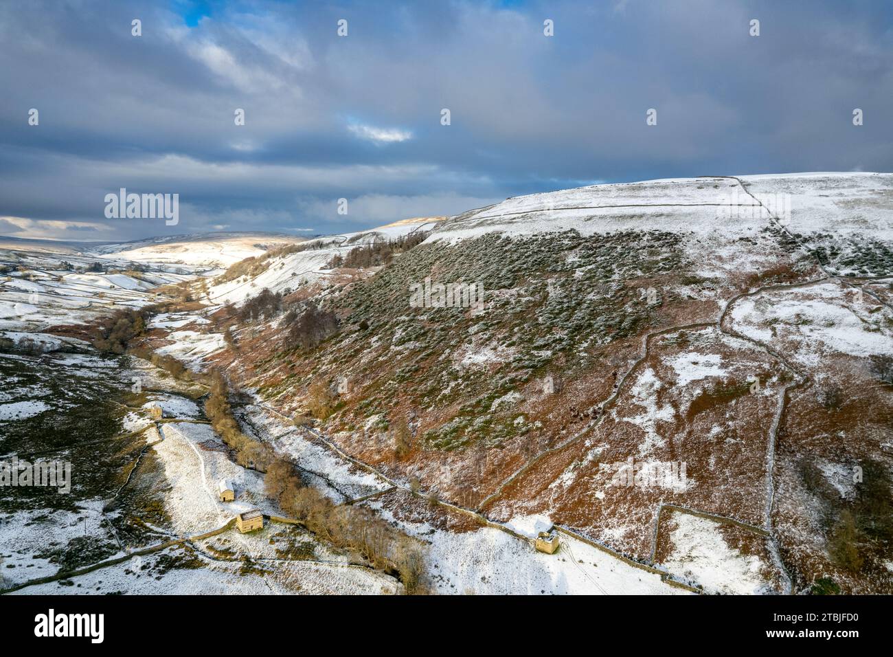 Keld und die umliegende Landschaft im Swaledale, Yorkshire Dales National Park, die im frühen Winter mit einer Schneedecke bedeckt ist. North Yorkshire, Großbritannien. Stockfoto