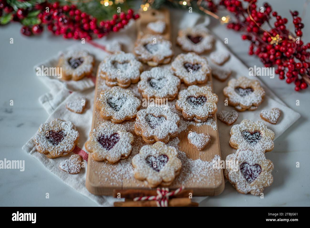 Linzer Kekse gefüllt mit roter Himbeermarmelade Stockfoto