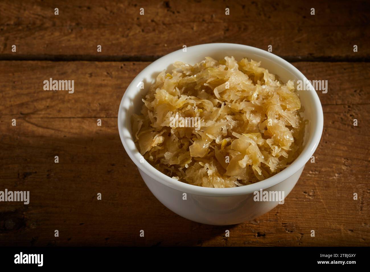 Eine Schüssel hausgemachtes Sauerkraut von einer Amish-Farm in Lancaster County, Pennsylvania, USA Stockfoto