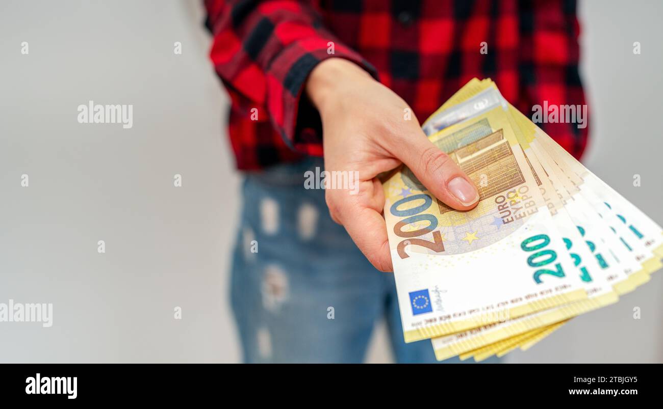 200 Euro-Scheine in weiblicher Hand. Bargeld in der Hand. Finanzielle Hilfe, Spende. Stockfoto