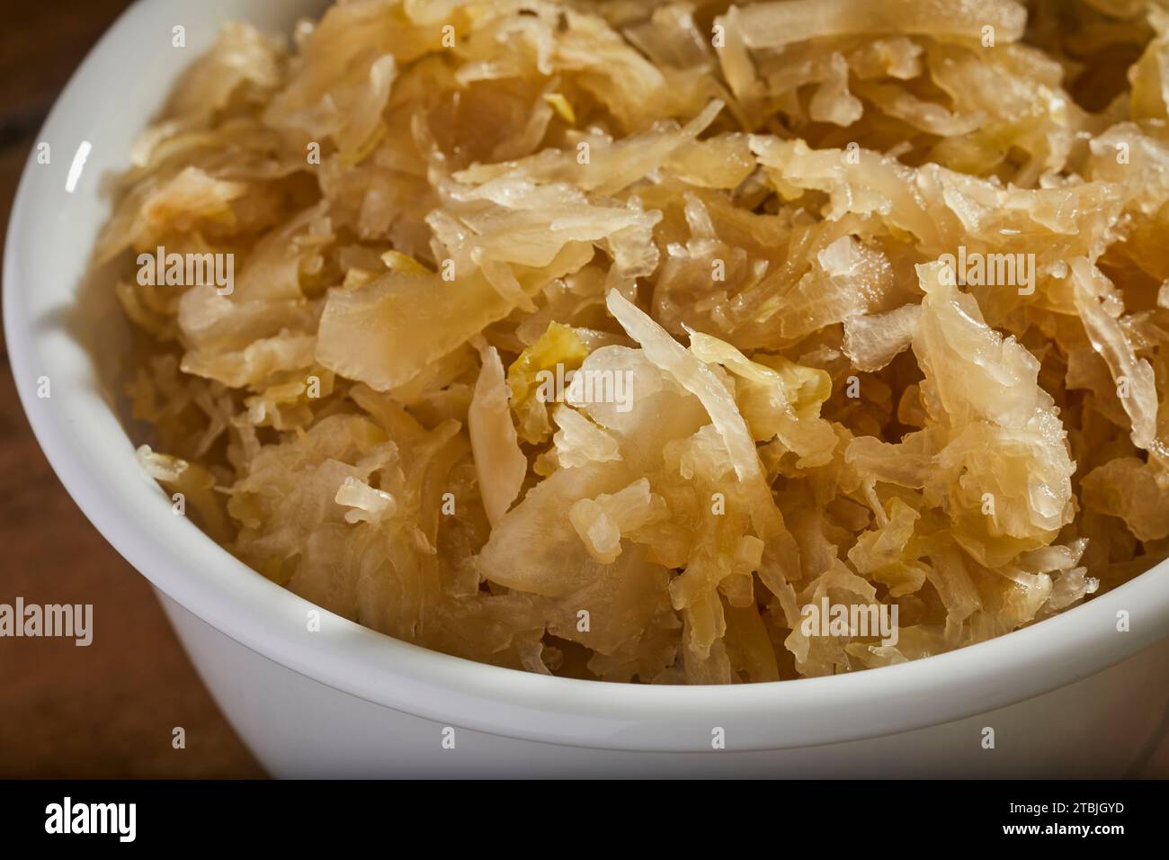 Eine Schüssel hausgemachtes Sauerkraut von einer Amish-Farm in Lancaster County, Pennsylvania, USA Stockfoto