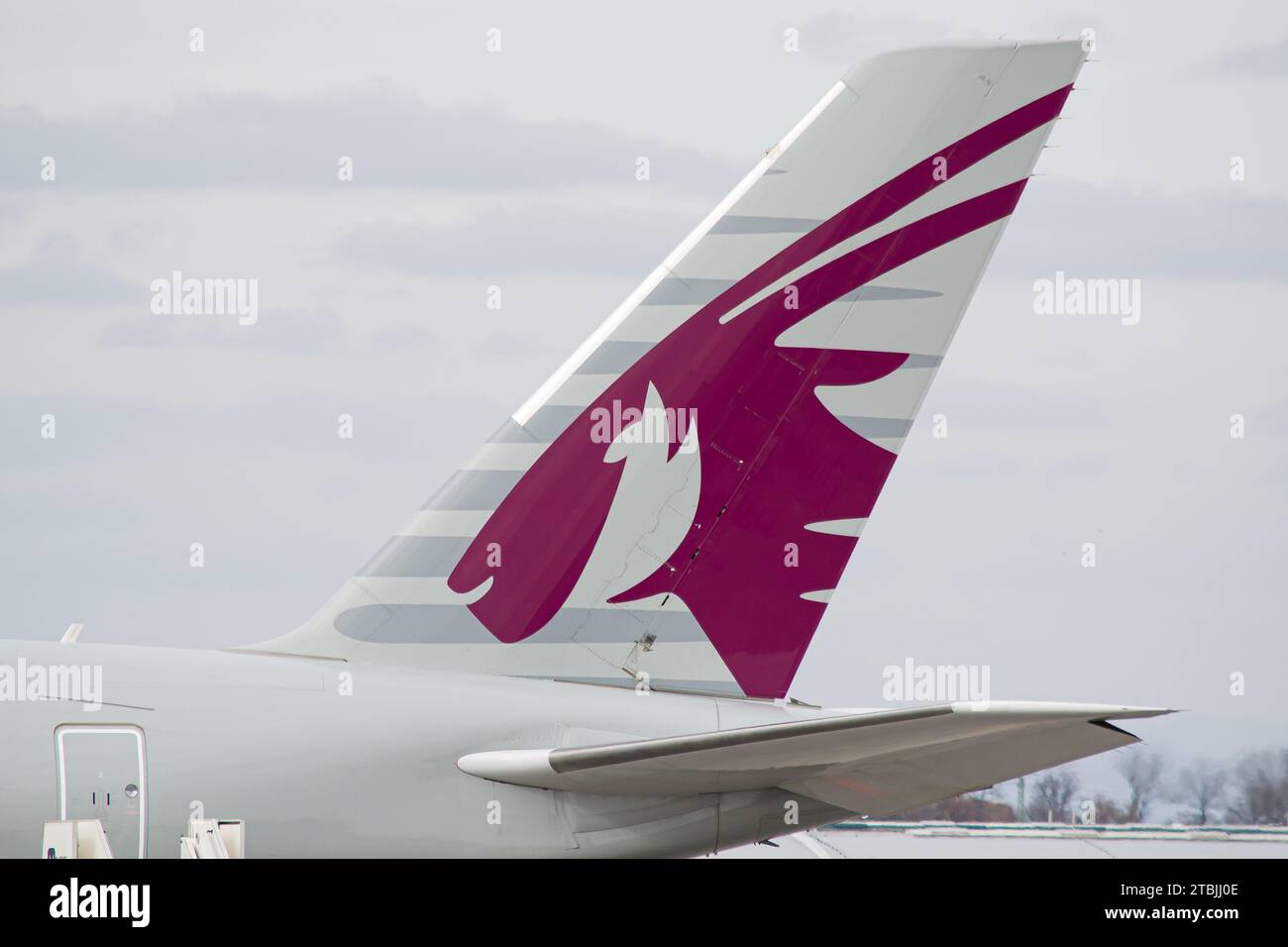 Qatar Airways Airbus A350-900 Vertikalstabilisator Nahaufnahme am Flughafen Prag Stockfoto