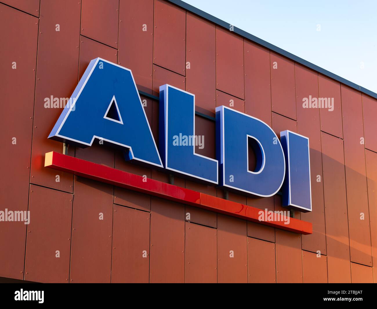 ALDI-Logo-Schild des deutschen Lebensmittelgeschäfts. Nahaufnahme des Logos auf der Fassade. Der Lebensmittelhändler ist ein sehr erfolgreiches Geschäft. Stockfoto