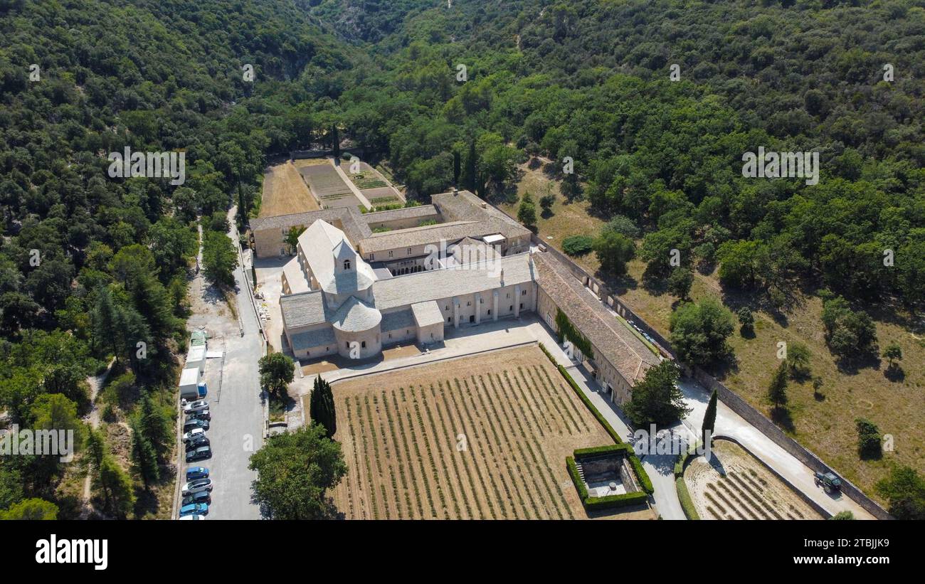 Zisterzienserabtei von Senanque in der Provence, ein Ort der Ruhe und des Gebets zwischen Bergen, Bäumen und Lavendelfeldern. Antike Abtei Stockfoto