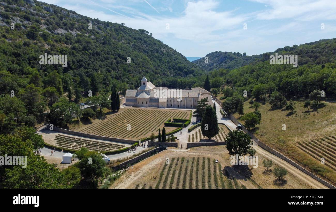 Zisterzienserabtei von Senanque in der Provence, ein Ort der Ruhe und des Gebets zwischen Bergen, Bäumen und Lavendelfeldern. Antike Abtei Stockfoto