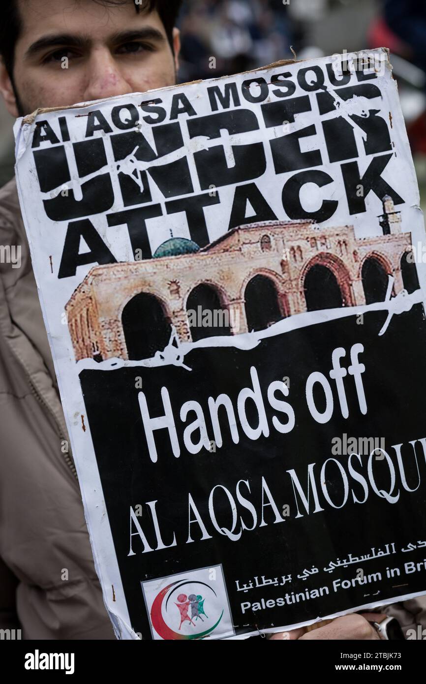 Ein Demonstrator hält ein Plakat mit der Hand Off Al Aqsa Moschee, die bei einer Demonstration in Manchester UK gezeigt wurde Stockfoto