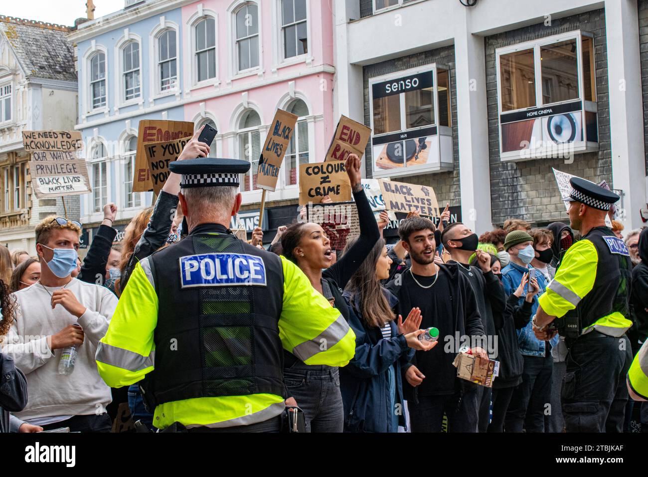 Die Polizei trennt BLM und Gegenprotestierende während eines BLM-marsches in Truro Stockfoto