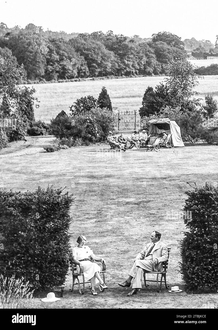 William und Mary Borthwick unterhielten 1938 Freunde in den weitläufigen Gärten der Moles Farm bei Ware Stockfoto
