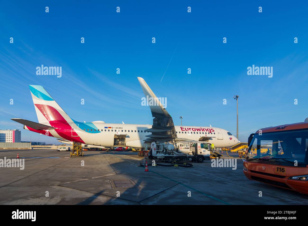 Schwechat: Flugzeuge von Eurowings am Flughafen Wien-Schwechat, Tankflugzeuge in Donau, Niederösterreich, Österreich Stockfoto