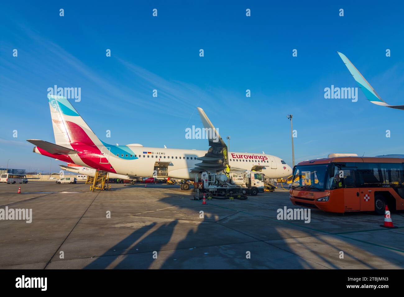 Schwechat: Flugzeuge von Eurowings am Flughafen Wien-Schwechat, Tankflugzeuge in Donau, Niederösterreich, Österreich Stockfoto