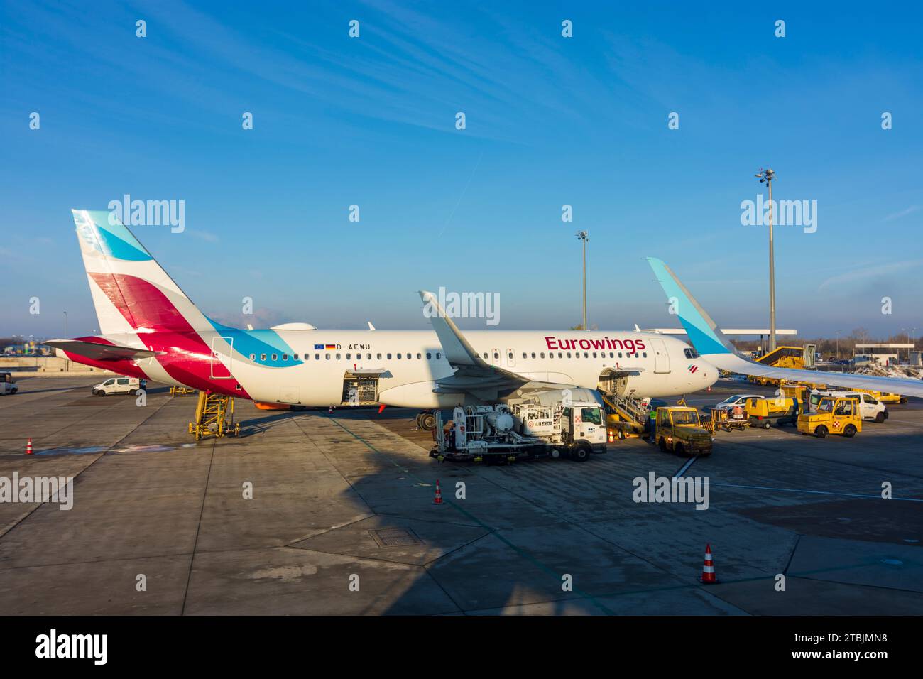 Schwechat: Flugzeuge von Eurowings am Flughafen Wien-Schwechat, Tankflugzeuge in Donau, Niederösterreich, Österreich Stockfoto