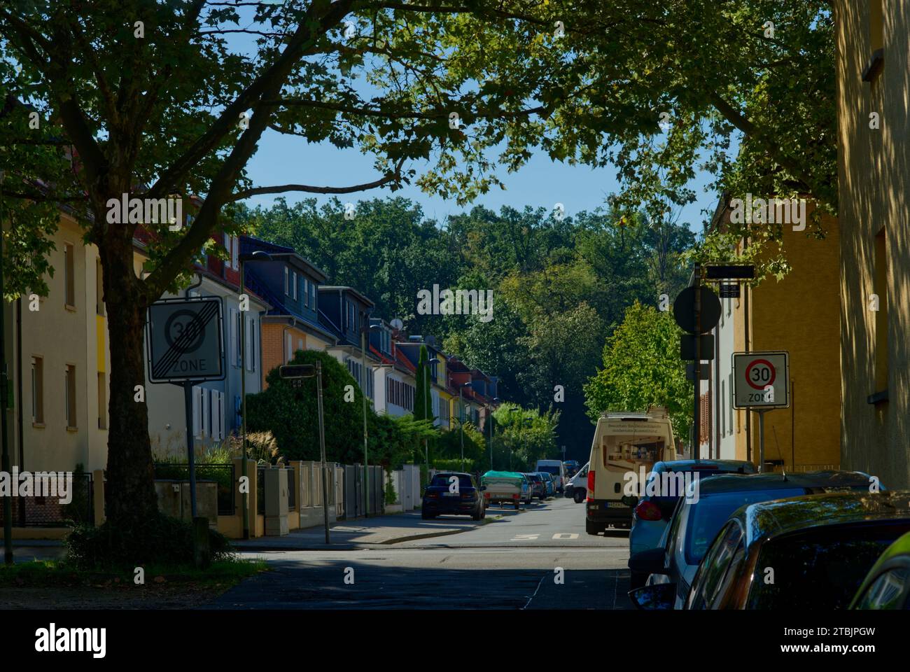 Verkehrsberuhigte Straße mit 30 km/h Geschwindigkeitsbegrenzung in einer deutschen Kleinstadt Stockfoto