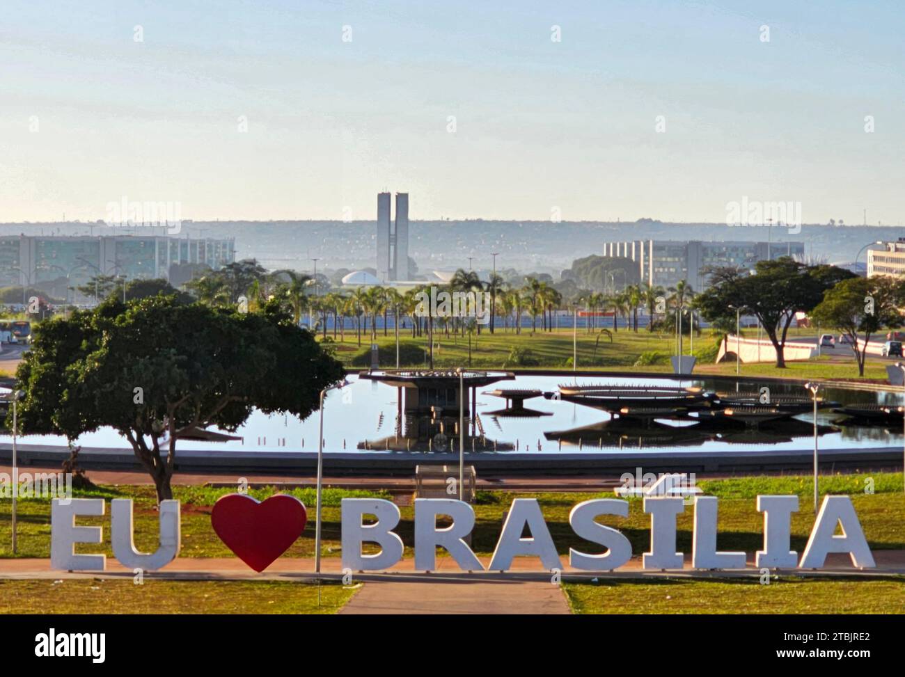 Eine lebendige Illustration eines Schildes in der Mitte der Stadt mit der Aufschrift „Brasil“ und der Aufschrift „I love Brasil“ darüber Stockfoto