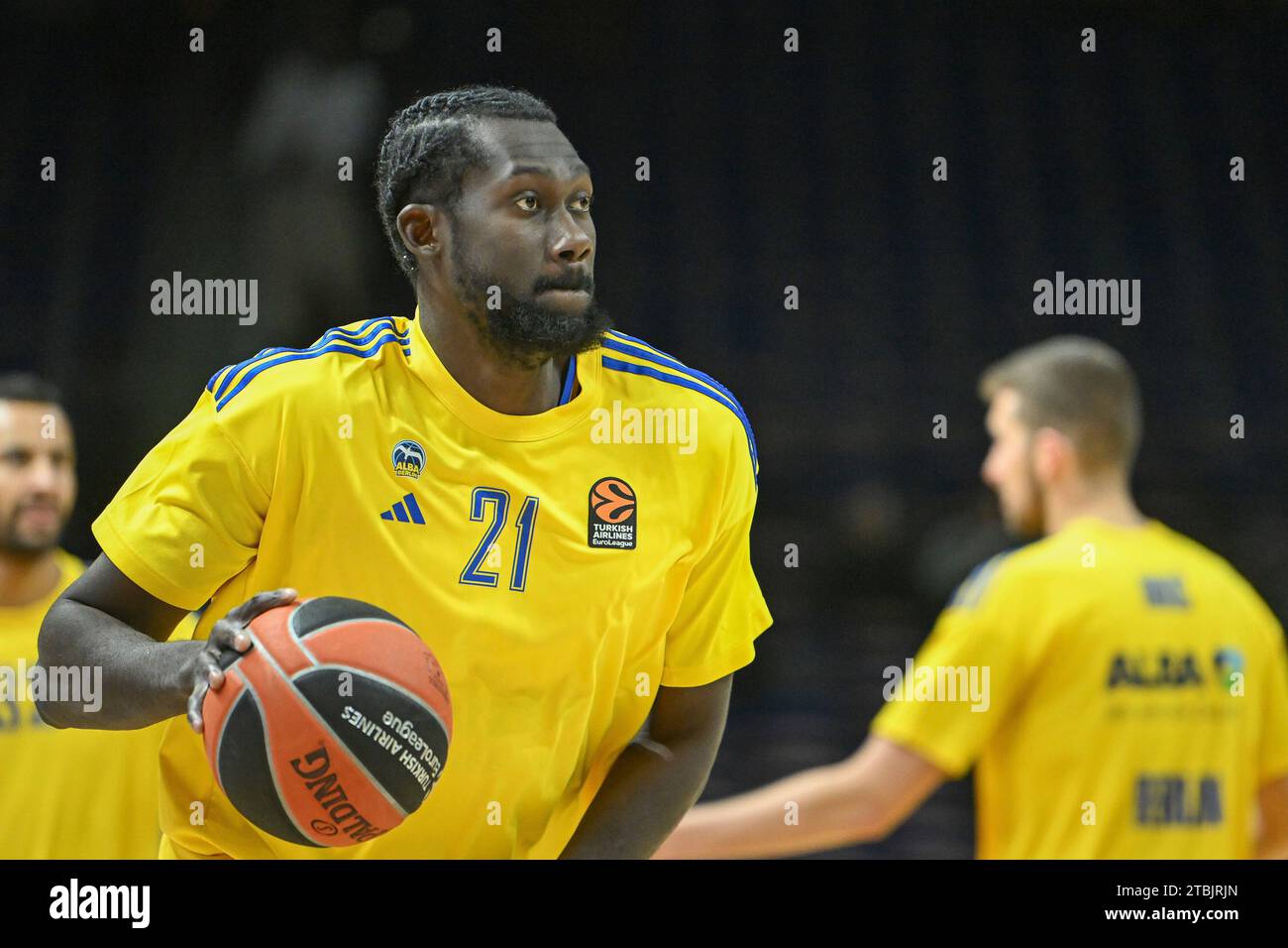 Berlin, Deutschland 07. Dezember 2023: Basketball EuroLeague 2023/2024 – Alba Berlin vs. Anadolu Efes Istanbul im Bild: Khalifa Koumadje (Alba Berlin) beim Aufwärmen Stockfoto