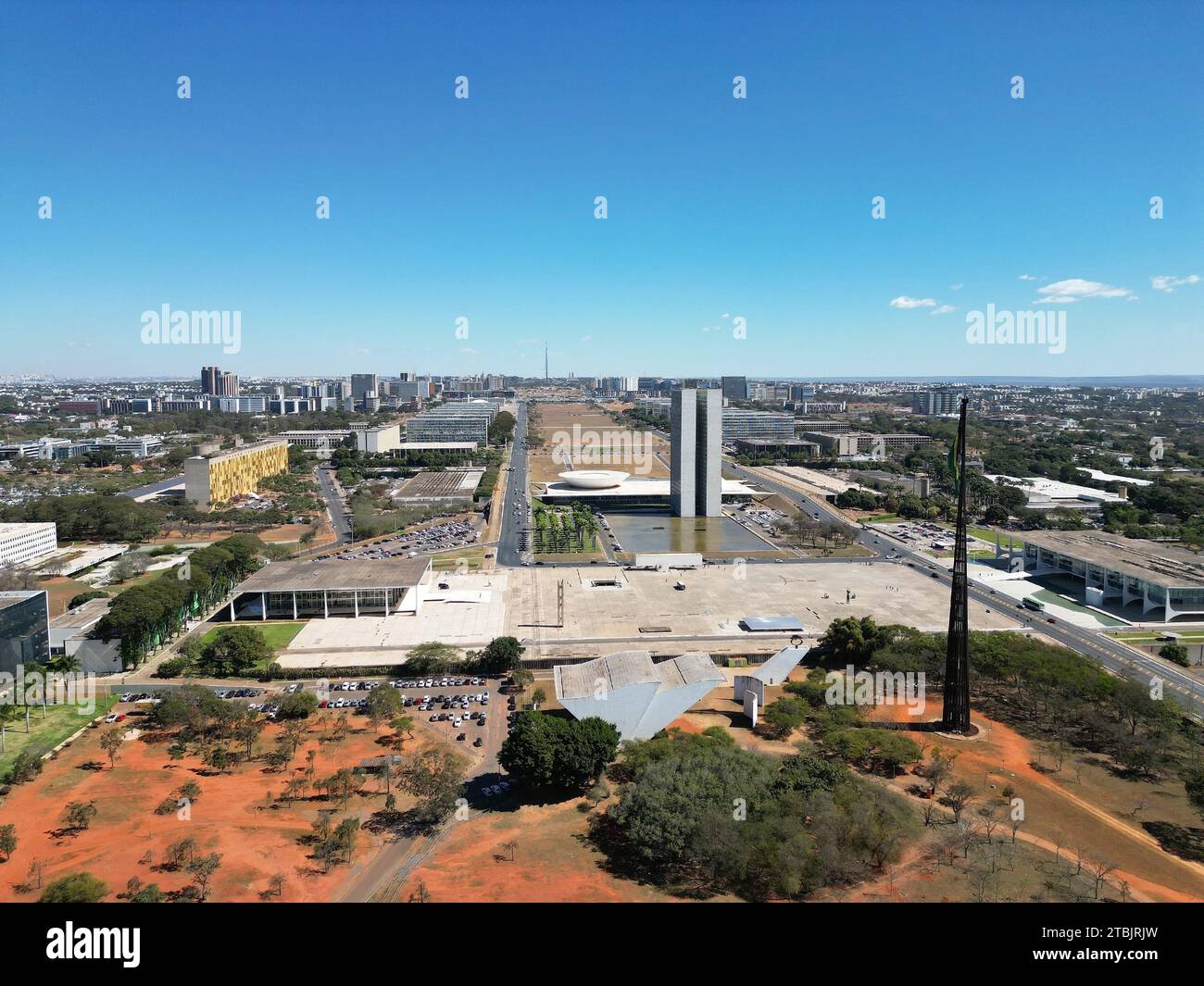 Aus der Vogelperspektive auf eine große Stadt mit einem markanten Gebäude in der Mitte des Rahmens Stockfoto