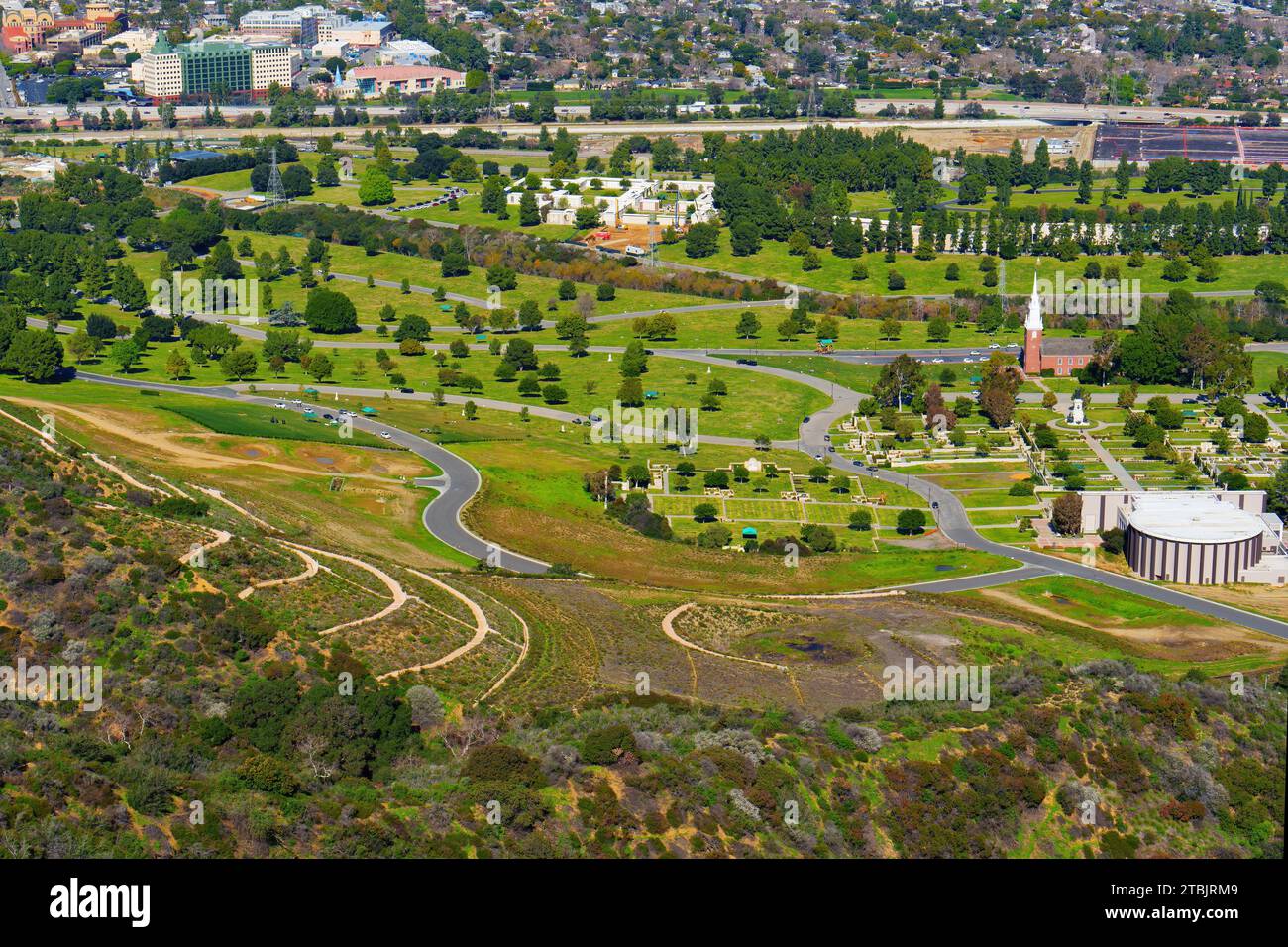 Ruhige Aussicht auf den Forest Lawn Memorial Park von den Höhen der Hollywood Hills. Stockfoto