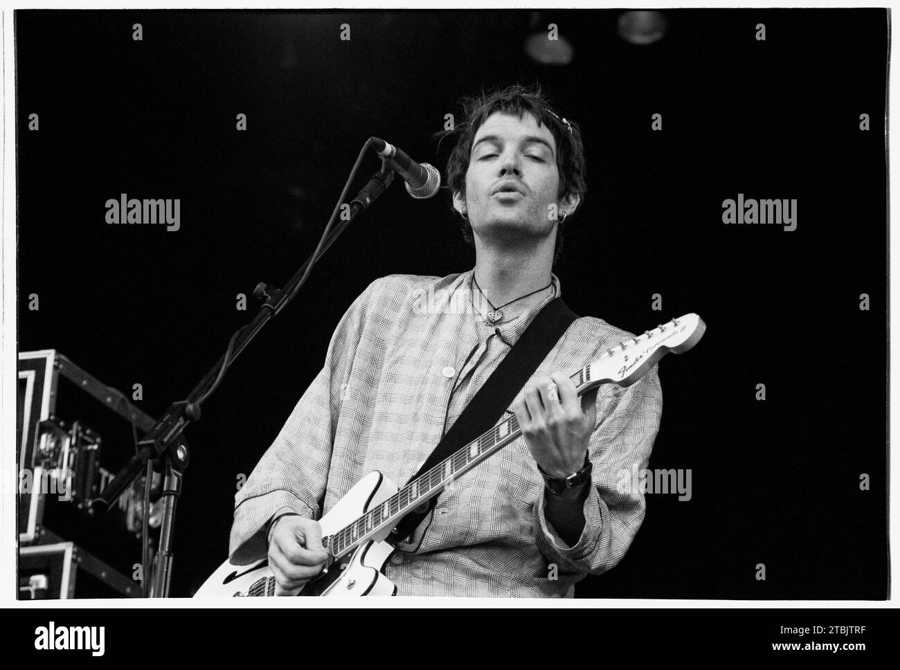 DANDY WARHOLS, READING FESTIVAL, 1999: A Young Courtney Taylor-Taylor of the Dandy Warhols spielt am 29. August 1999 auf der Hauptbühne des Reading Festivals in Reading, Großbritannien. Foto: Rob Watkins Stockfoto