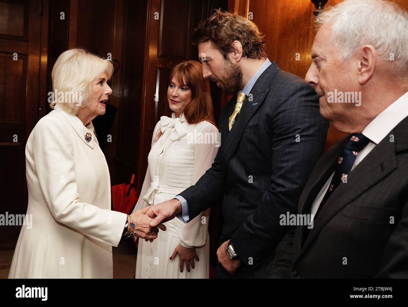 Queen Camilla (links) trifft Camilla Kerslake und Gyles Brandreth (rechts) während des jährlichen carol-Konzerts der Maggie's Cancer Support Center, bevor sie an einem Empfang mit den Unterstützern der Wohltätigkeitsorganisation in der St Paul's Cathedral in London teilnimmt. Bilddatum: Donnerstag, 7. Dezember 2023. Stockfoto