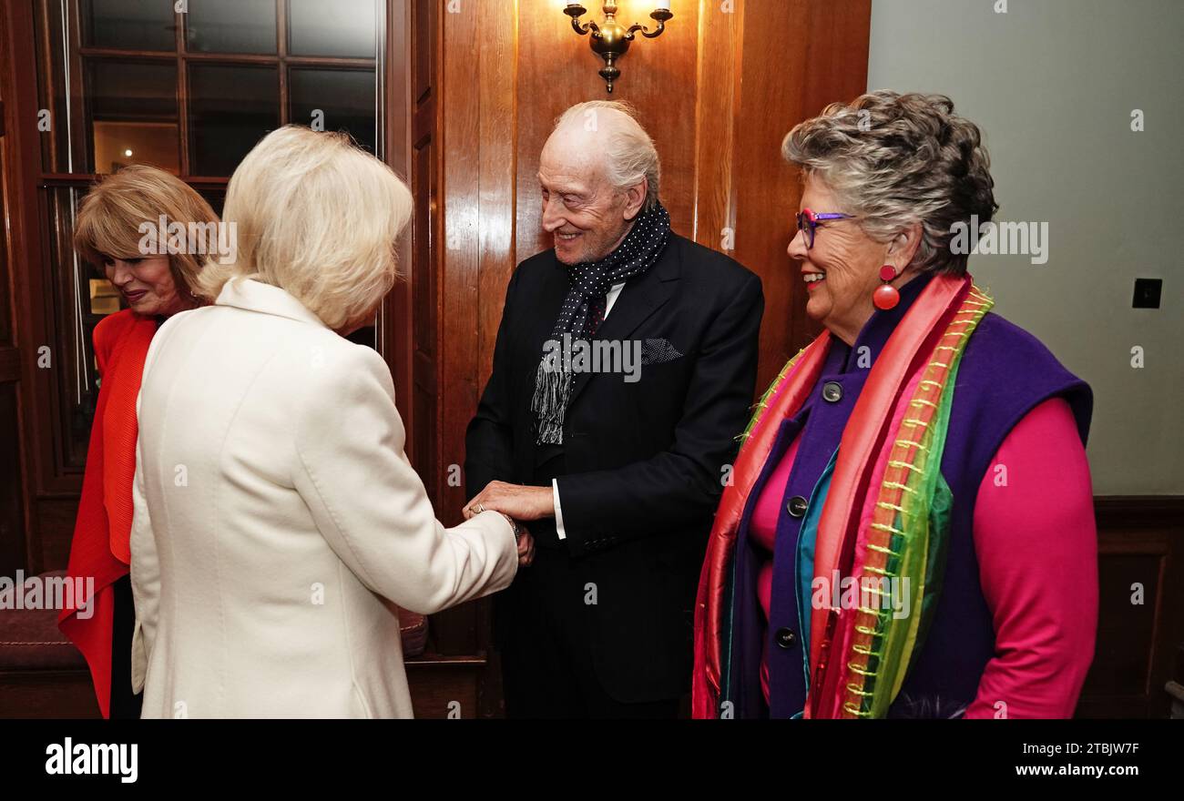 Queen Camilla (zweite links) trifft Dame Joanna Lumley, Charles Dance und Dame Prue Leith während des jährlichen carol-Konzerts der Maggie's Cancer Support Center, bevor sie an einem Empfang mit den Unterstützern der Wohltätigkeitsorganisation in der St Paul's Cathedral in London teilnimmt. Bilddatum: Donnerstag, 7. Dezember 2023. Stockfoto