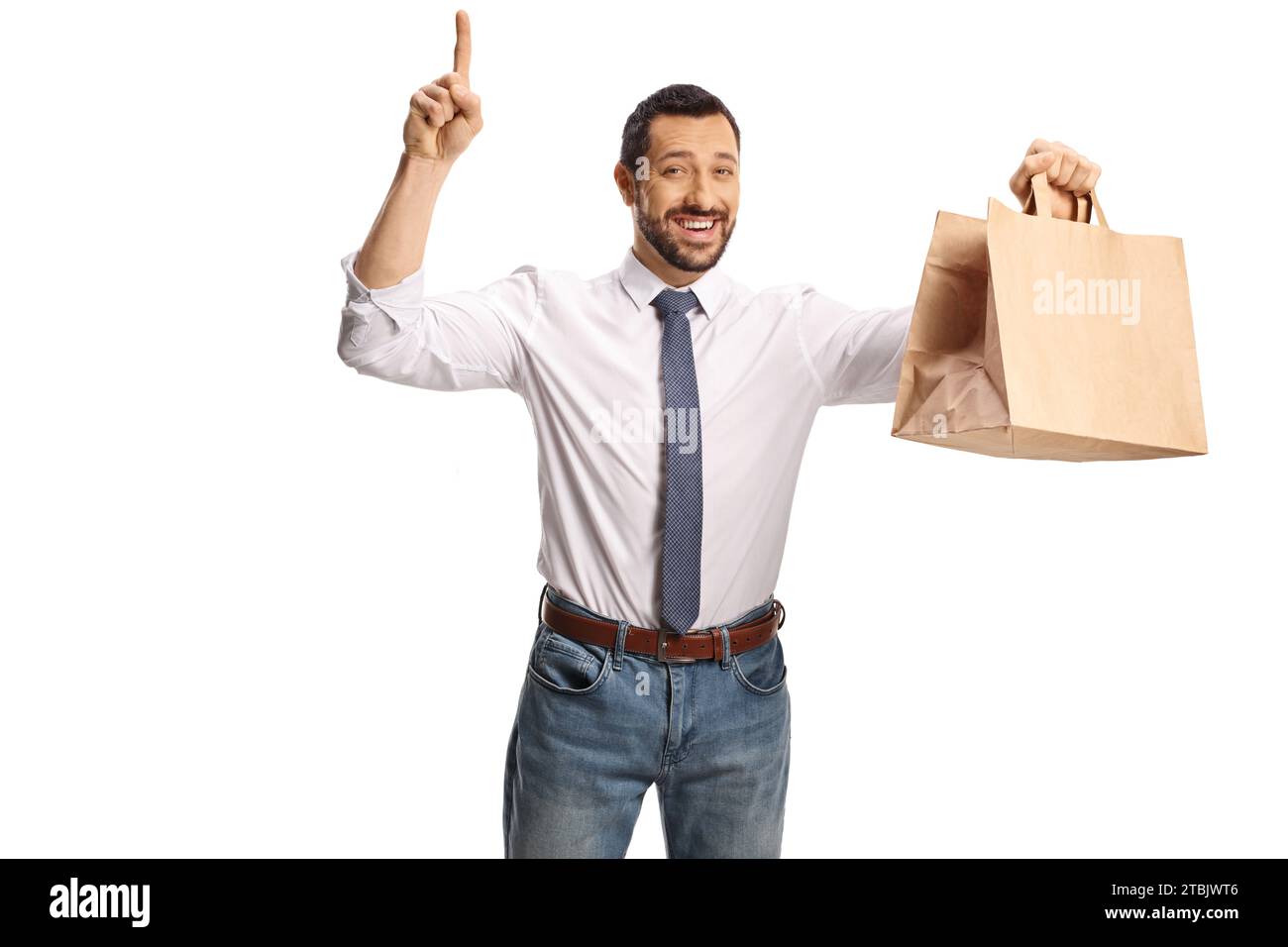 Ein Geschäftsmann zeigt nach oben und hält eine Papiertüte isoliert auf weißem Hintergrund Stockfoto